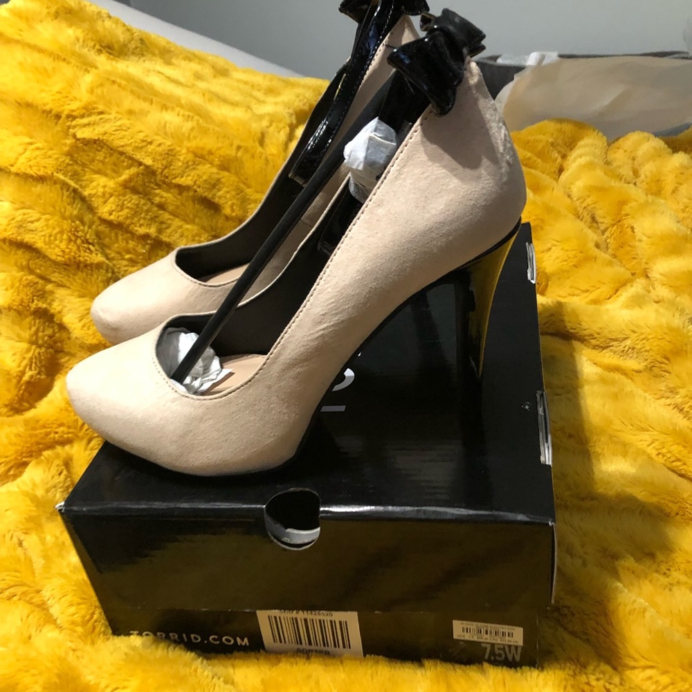 Soft white heels with bow